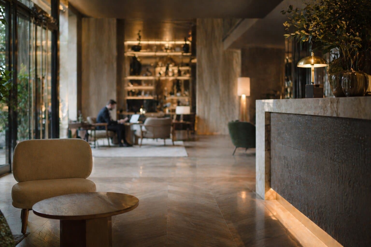 Lobby d'un hôtel parisien équipé en wifi professionnel