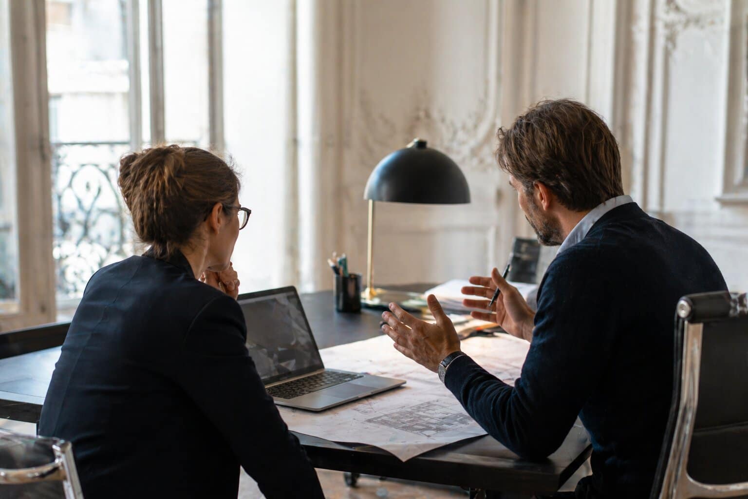 Équipe PME parisienne en réunion équipée en wifi pro