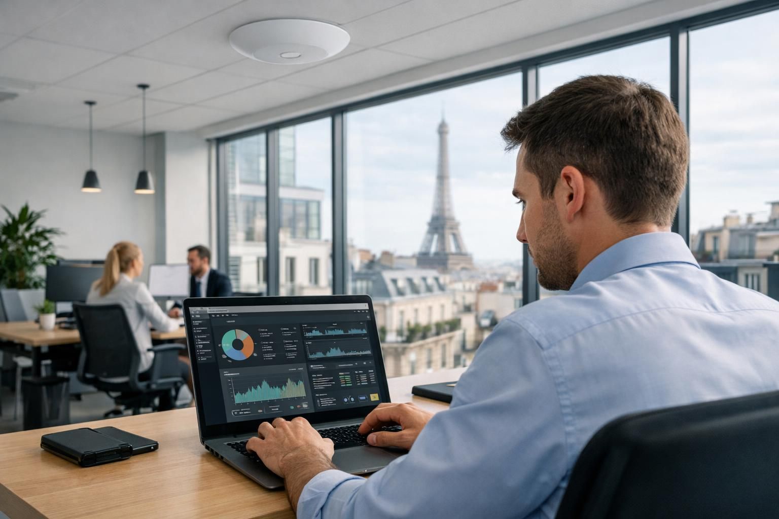 Ubiquiti UniFi en entreprise – gestion centralisée Borne wifi Ubiquiti UniFi et tableau de bord réseau dans un bureau d'entreprise