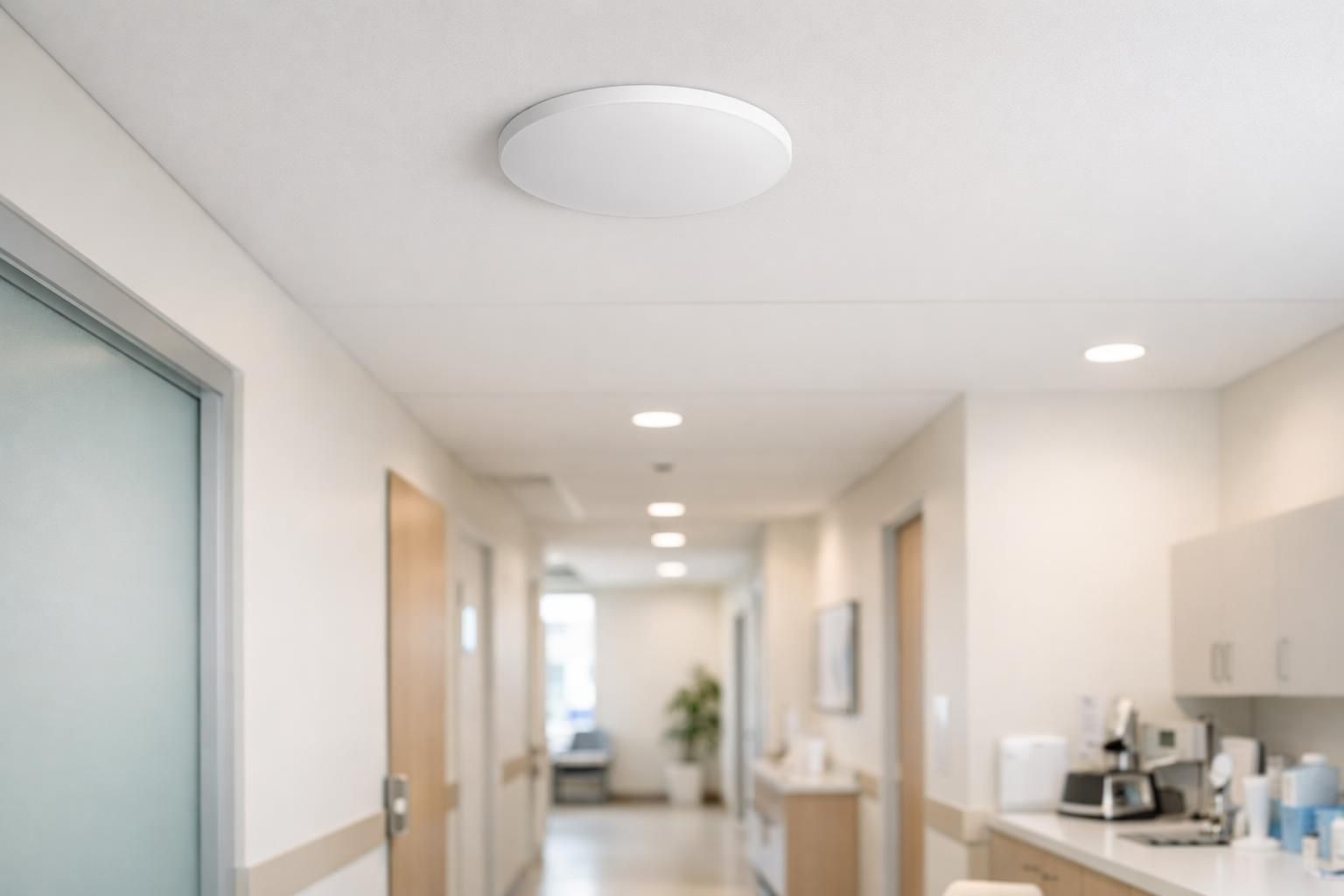 Borne wifi professionnelle au plafond d'un couloir de cabinet médical