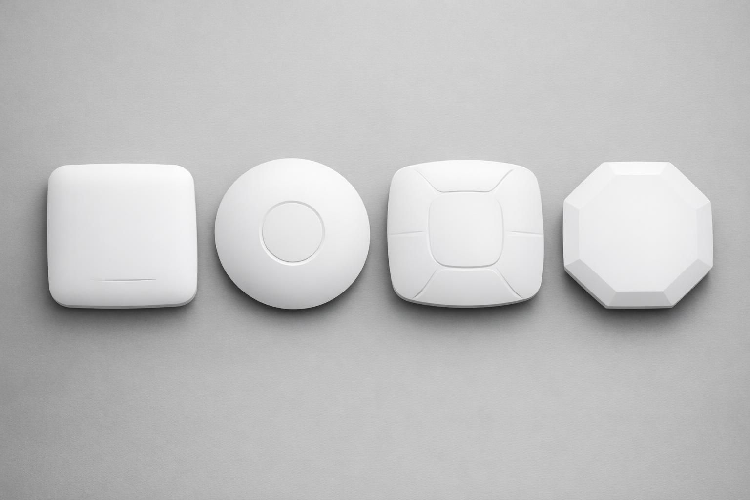 Quatre modèles de bornes WiFi professionnelles alignés pour comparaison