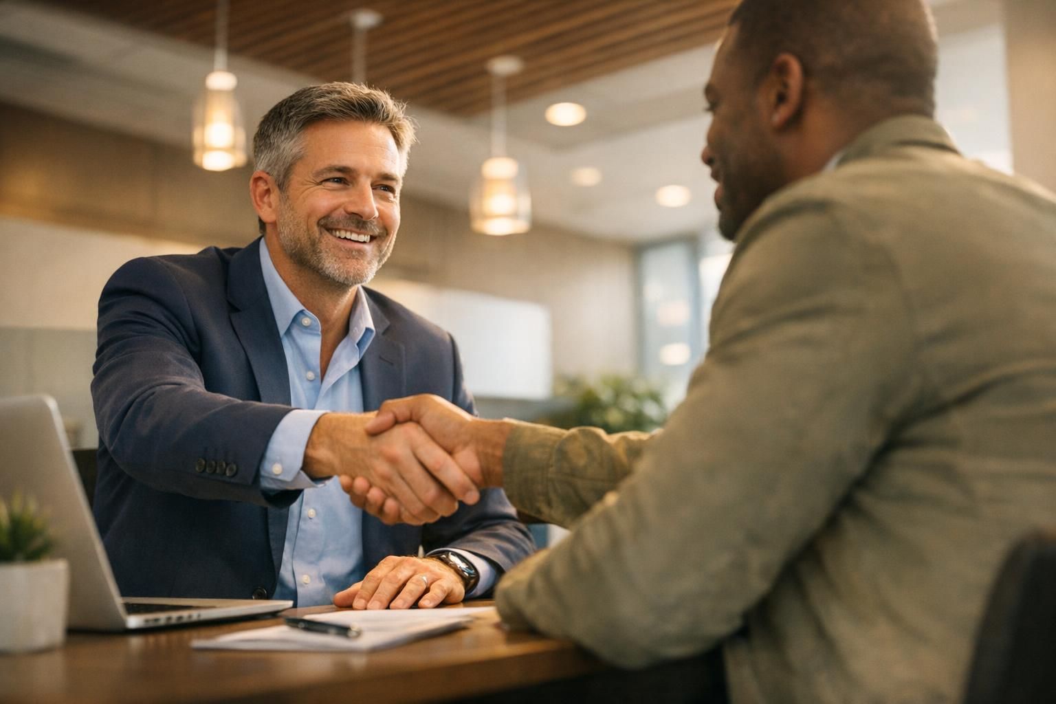 Conseiller bancaire recevant un client sur un réseau métier sécurisé en agence