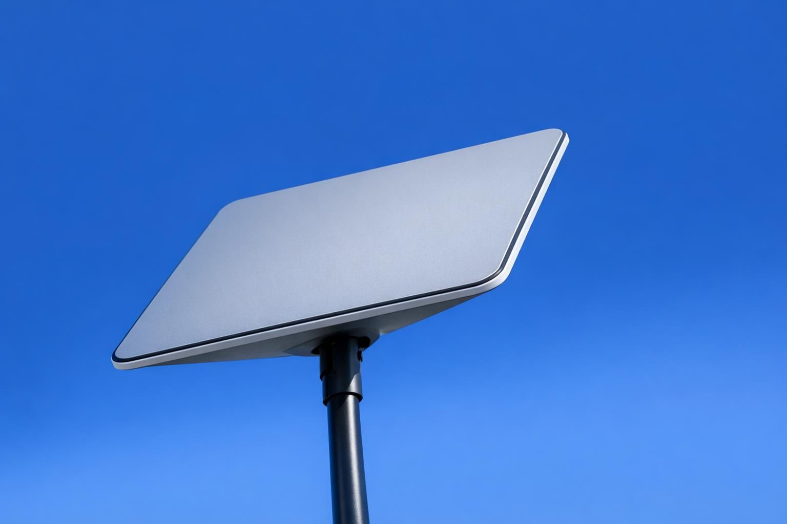 Antenne plate Starlink avec une vue dégagée du ciel, condition d'éligibilité