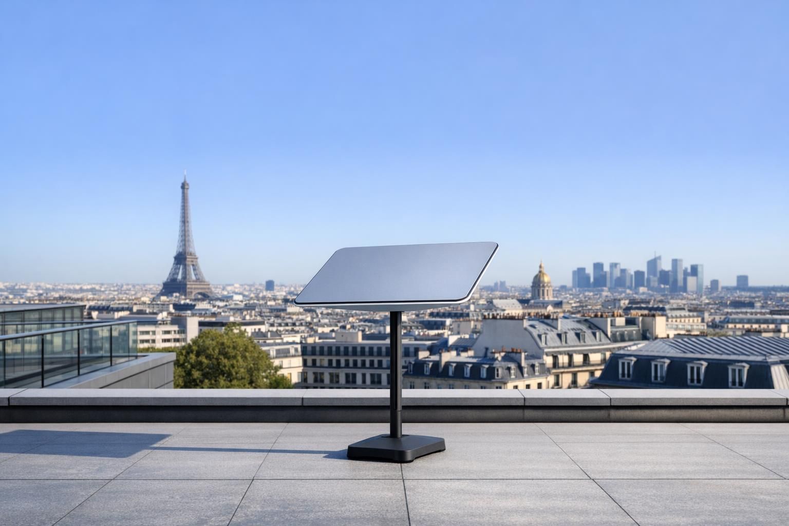 Antenne Starlink sur un toit parisien – latence pro Antenne plate Starlink installée sur un toit d'immeuble à Paris