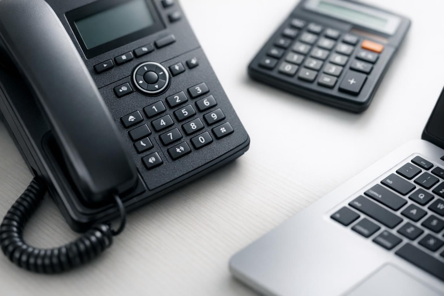 Téléphone IP de bureau et calculatrice pour estimer le prix de la téléphonie IP en entreprise