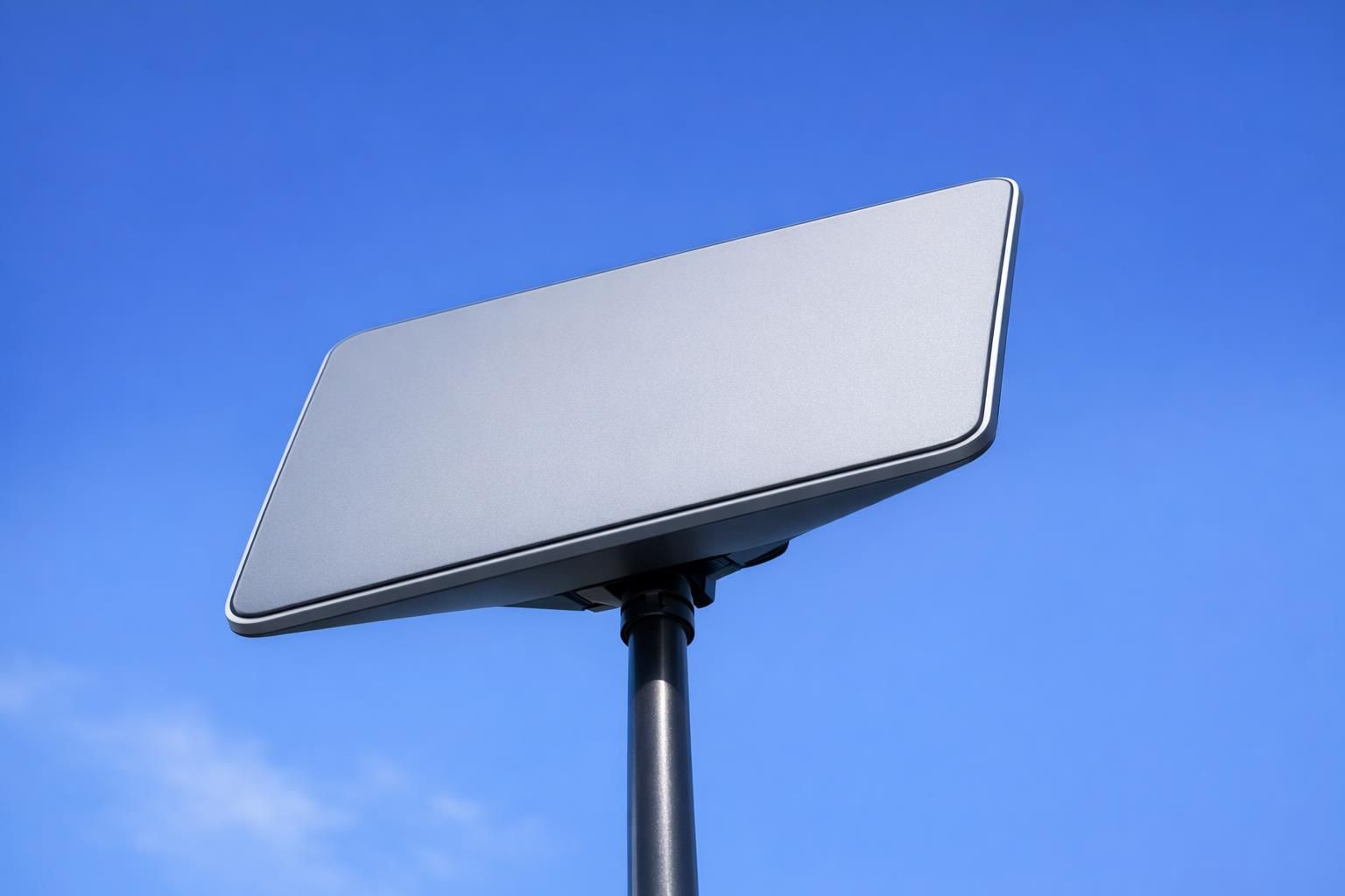 Antenne plate Starlink orientée vers le ciel, vue en contre-plongée