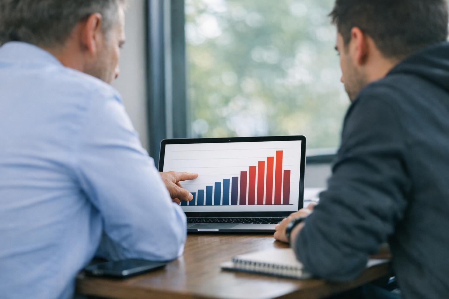 Dirigeant et technicien analysant la consommation de données mensuelle de l'entreprise